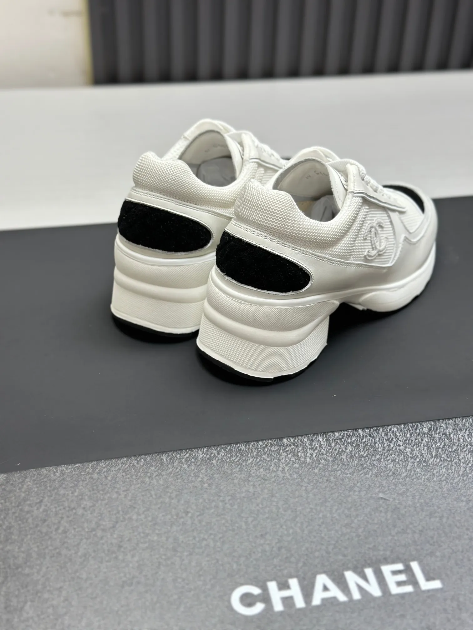 Men's shoes 💰620💰Women's 🚺 Chanel Panda shoes! 2025 counter top casual sports shoes This classic design; the upper is in the style of electric embroidery with various techniques; the outsole is fashionable and sporty; the unusual inclusion of a variety of color matching elements... The diversified mix and match is very good-looking and versatile, and can be used for leisure, fashion, sports, and outdoor... ꫛꫀꪝ Go➫ Materials: ❶Upper made of: original imported first-layer silk cowhide + original waterproof cloth + original first-layer cowhide ❷Inner use: Original Yangli+wang ❸ Outsole based on: Original TPU combination outsole Special counter boutique packaging complete set for women 35–41